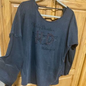 Harley drop back top. It has gun metal chain in HD on the chest. Dark grey.